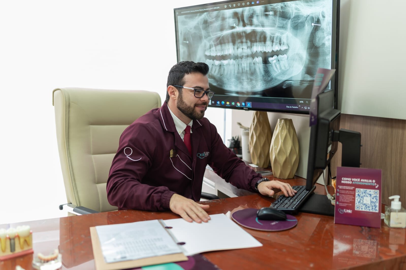 Dr. Eduardo Perlin planejando um tratamento a partir da radiografia panorâmica