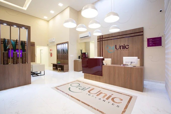 Recepção da Oral Unic Osório com balcão de atendimento